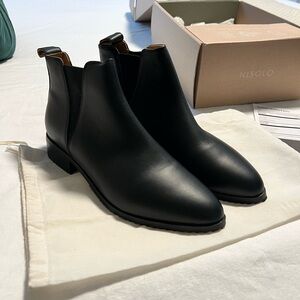 Nisolo Eva Everyday Chelsea Boot, Black leather, size 10